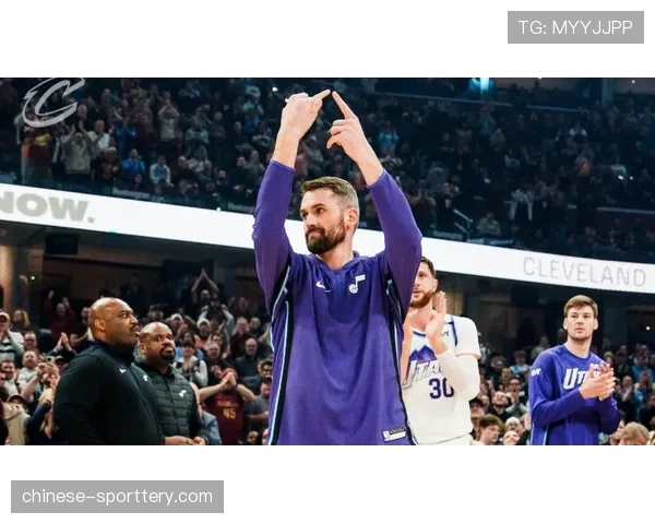 感人一幕：全场球迷在第10分钟起立鼓掌，致敬因病去世的10号小球迷