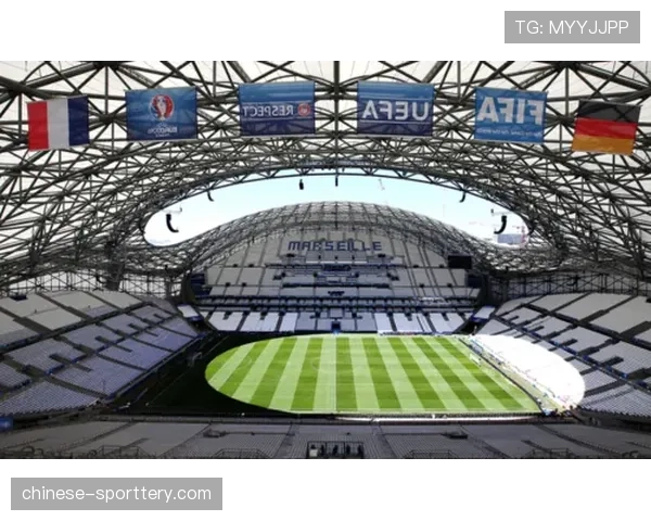 现场：马赛球迷在韦洛德罗姆球场展示巨型TIFO，致敬俱乐部历史