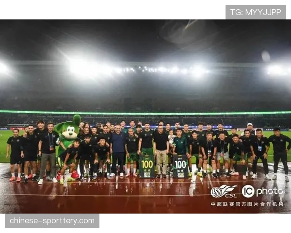 赛场花絮:辽宁主场出现巨型TIFO,画面为队史三次夺冠经典瞬间 赛场花絮:辽宁主场出现巨型TIFO,画面为队史三次夺冠经典瞬间