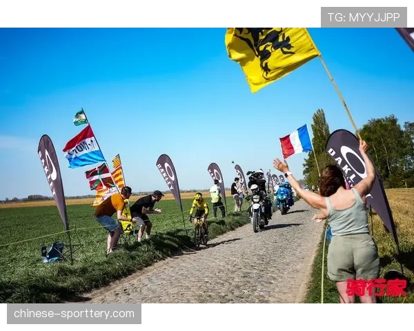 特写：巴黎鲁贝赛后，粉丝排队触摸传奇的鲁贝自行车馆外墙